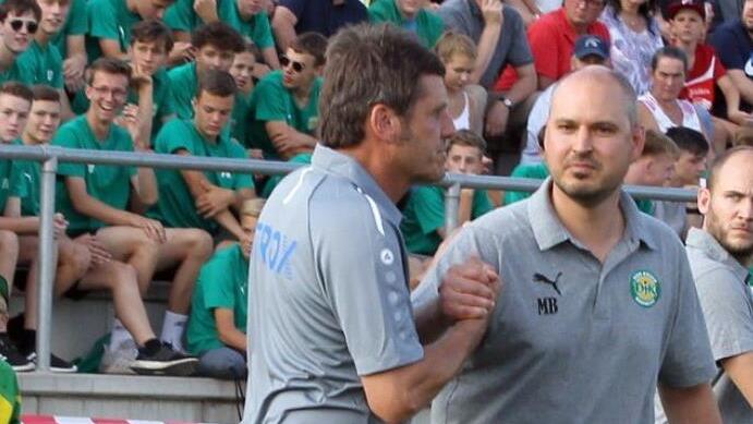 Handshake vor dem Spiel: FCE-Coach Michael Hutzler (l.) und DJK-Trainer Mario Bail