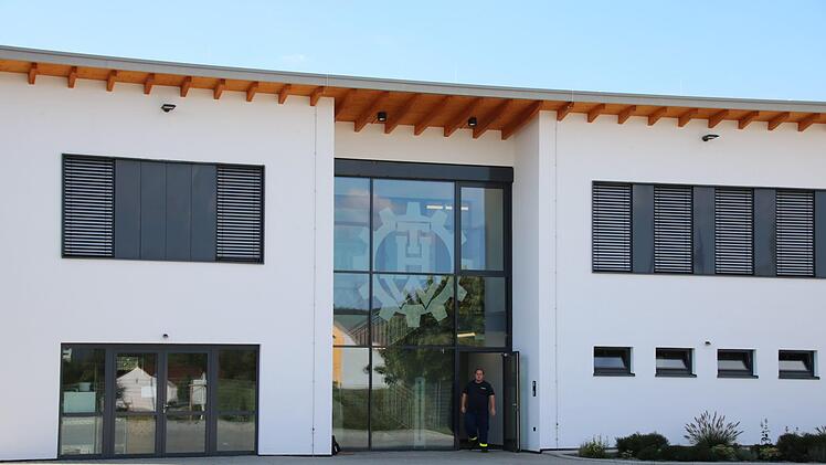 Erst ein paar Monate ist Philipp Kiesel Ortsbeauftragter, und erlebt trotzdem einen der größten Momente in der Geschichte des Bad Kissinger THW mit: Seit 1. September richten sich die Aktiven im zwei Millionen Euro teuren Neubau im Maria-Ward-Weg ein. Fotos: Ralf Ruppert