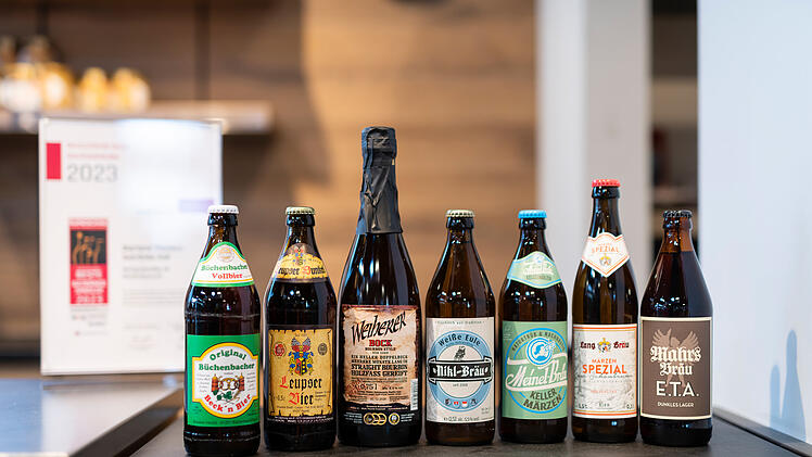 Bayreuth: Bester Getränkehändler 2023 - Getränkemarkt erhält Auszeichnung mit Trophäe und Siegel