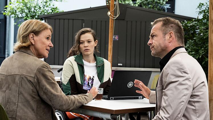 Das Motorrad der Unbekannten, die auf den Polizisten schossen, führt Marie Brand (Mariele Millowitsch, links) und Jürgen Simmel (Hinnerk Schönemann) zu Laura Hufschmid (Paula Kober). Sie ahnen nicht, wessen Tochter sie ist ...