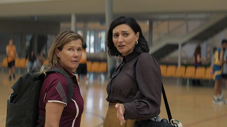 Penny (Robyn Malcolm, links) und Bridget (Mia Blake) k&ouml;nnen nicht glauben, dass Phil pl&ouml;tzlich zur&uuml;ck ist.