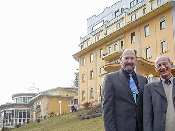 Fritz Lang und Joachim Galuska vor den Häusern der Heiligenfeld Kliniken in der Bismarckstraße in Bad Kissingen. Foto: Thomas Mäuser