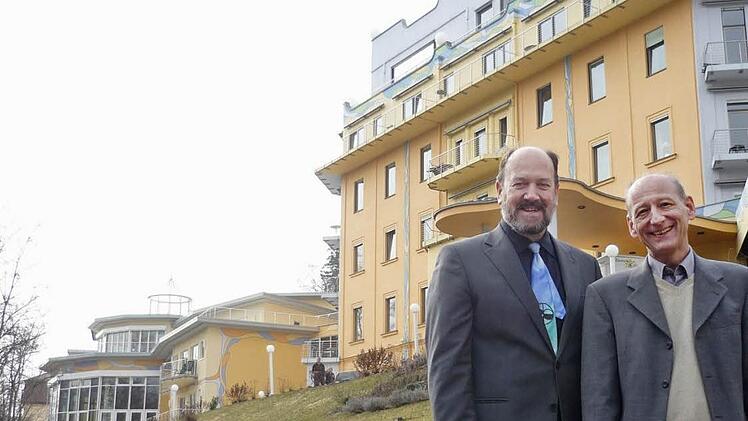 Fritz Lang und Joachim Galuska vor den Häusern der Heiligenfeld Kliniken in der Bismarckstraße in Bad Kissingen. Foto: Thomas Mäuser