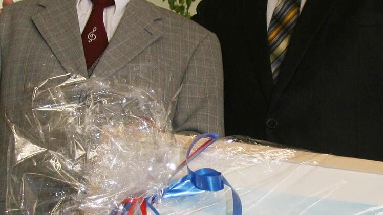 Bürgermeister Herbert Schneider überreichte dem Vorsitzenden des Vereins Tüschnitz aktiv, Dieter Wedel, ein Bild mit dem Pachtershaus, das heute ein Mehrfamilienwohnhaus geworden ist, mit den Grundmauern des Wasserschlosses - nur der Backofen fehlt noch.