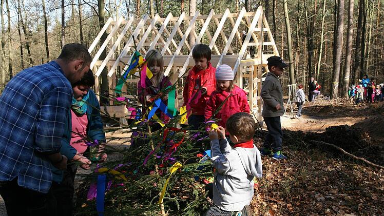 Erst wird das Richtbäumchen geschmückt und dann dem Zimmermann Raimund Ahles gelauscht.