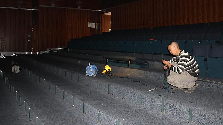 Die Sitzreihen sind zu einem großen Teil bereits demontiert.
