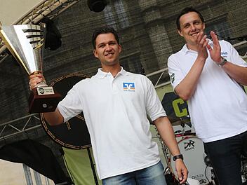 Sieger Alexander Weiß (links) von der VR-Bank Coburg mit Tageblatt-Regionalverlagsleiter Stefan Apfel. Fotos: Matthias Hoch