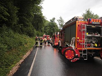 Zwischen Zeegendorf und Teuchatz im Landkreis Bamberg hat sich ein schwerer Autounfall ereignet. Bei einem Frontalzusammenstoß ist eine Person nach Angaben der Rettungskräfte lebensgefährlich verletzt worden. Der Rettungshubschrauber war im Einsatz. Foto: Ferdinand Merzbach
