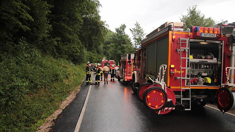 Zwischen Zeegendorf und Teuchatz im Landkreis Bamberg hat sich ein schwerer Autounfall ereignet. Bei einem Frontalzusammenstoß ist eine Person nach Angaben der Rettungskräfte lebensgefährlich verletzt worden. Der Rettungshubschrauber war im Einsatz. Foto: Ferdinand Merzbach