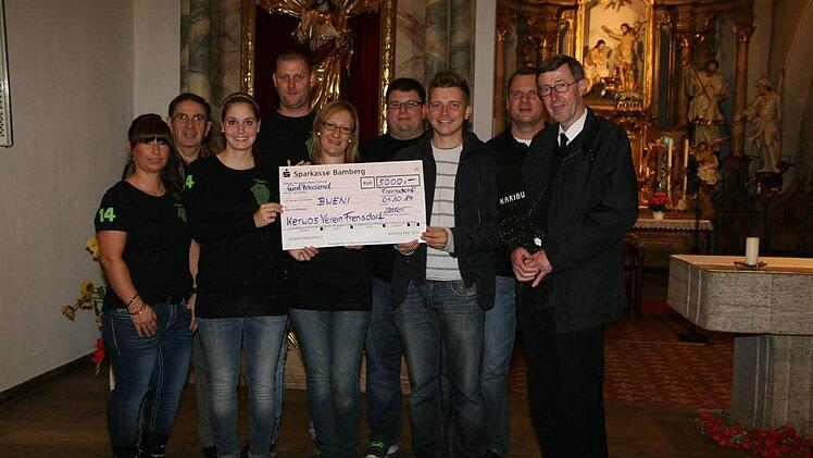 Bei der Scheckübergabe von links: Yvonne Köttel, Werner Baier, Svenja Beck, Christian Köttel, Stefanie Zeiler, Christian Schad, Tobias Thomann, Mario Miguletz und Pfarrer Wolfgang Schmidt.