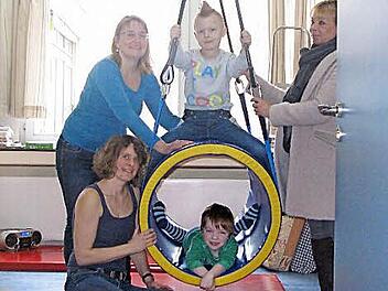 Die Therapeutinnen Renate Gerhart, Beate Neuber, Leon und Max (von links) probierten mit Spenderin Birgit Niehues gleich die neuen Therapiegeräte aus - und waren begeistert. Foto: Daniela Pondelicek