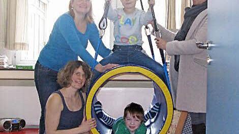 Die Therapeutinnen Renate Gerhart, Beate Neuber, Leon und Max (von links) probierten mit Spenderin Birgit Niehues gleich die neuen Therapiegeräte aus - und waren begeistert. Foto: Daniela Pondelicek