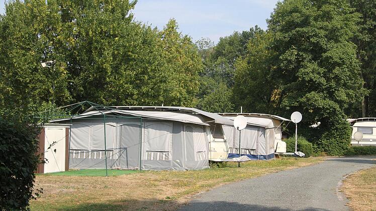 Die Zelte der Dauercamper auf dem Stadtsteinacher Camping-Platz sind noch geschlossen.