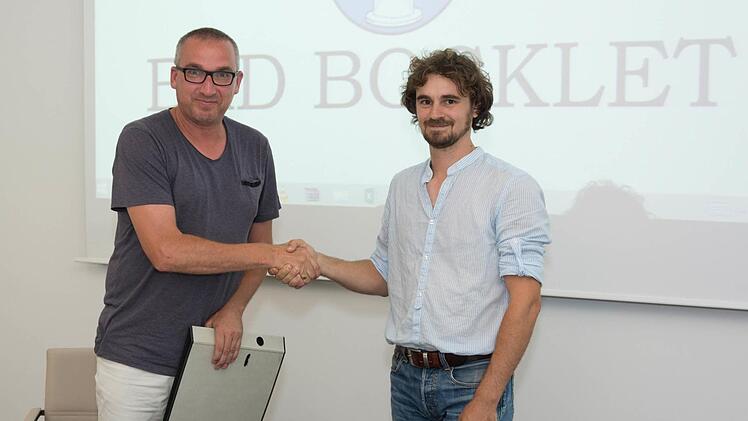 2. Bürgermeister Andreas Sandwall (links) gratuliert Mario Hümpfer, der während der Sitzung des Marktgemeinderates als Feldgeschworener vereidigt wurde. Foto: Björn Hein