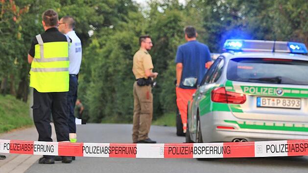 T&ouml;dlicher Sturz in Neunkirchen am Brand (Landkreis Forchheim): Ein Radfahrer ist aus noch ungekl&auml;rter Ursache gest&uuml;rzt und noch an der Unfallstelle gestorben. Foto: News5/Merzbach