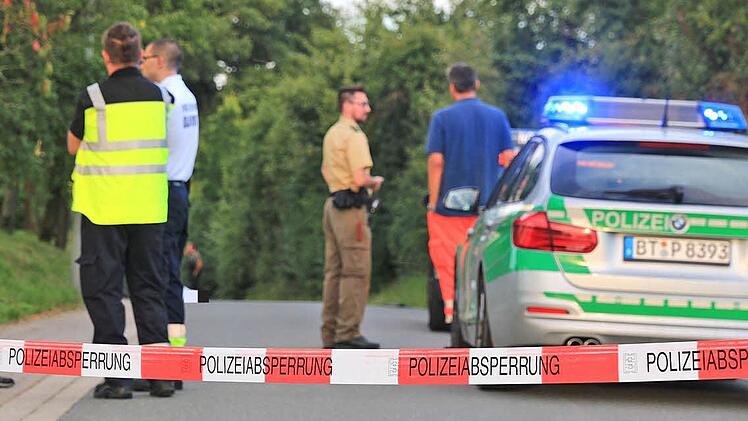 Tödlicher Sturz in Neunkirchen am Brand (Landkreis Forchheim): Ein Radfahrer ist aus noch ungeklärter Ursache gestürzt und noch an der Unfallstelle gestorben. Foto: News5/Merzbach