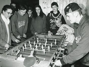 Das Bild vom 20. Februar 1997 zeigt die Jugendlichen aus dem Demo beim Jugendtreff. Kickern war ein beliebter Zeitvertreib im Gemeindezentrum am Hörnleinsgrund.  Foto: CT-Archiv