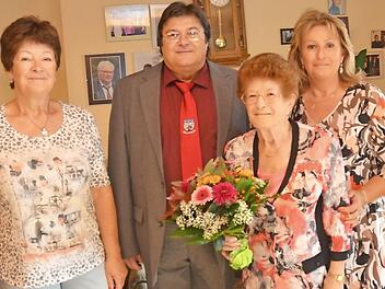 Gratulation zum 85. Geburtstag von Agnes Burgis. Von links: Tochter Ingeborg Simon, Zweiter Bürgermeister Wolfgang Förtsch, Jubilarin Agnes Burgis und Tochter Ute Burgis Foto: K.-H. Hofmann