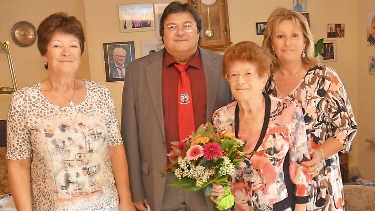 Gratulation zum 85. Geburtstag von Agnes Burgis. Von links: Tochter Ingeborg Simon, Zweiter Bürgermeister Wolfgang Förtsch, Jubilarin Agnes Burgis und Tochter Ute Burgis Foto: K.-H. Hofmann