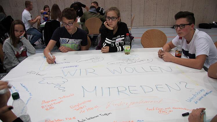 Die Jugendlichen tauschten an Thementischen ihre Ideen aus.   Foto: Richard Sänger