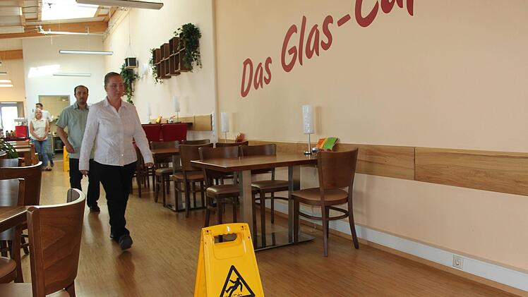 Im Glas-Café weist dieses Schild auf eine mögliche Gefahrenquelle hin. Der öffentliche Betrieb ist eingestellt.