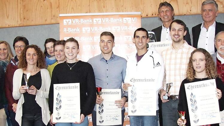 Die Geehrten der Turnerschaft. Willi Scheidt (80, Zweiter von rechts) wurde f&uuml;r seine sportliche Lebensleistung ausgezeichnet.