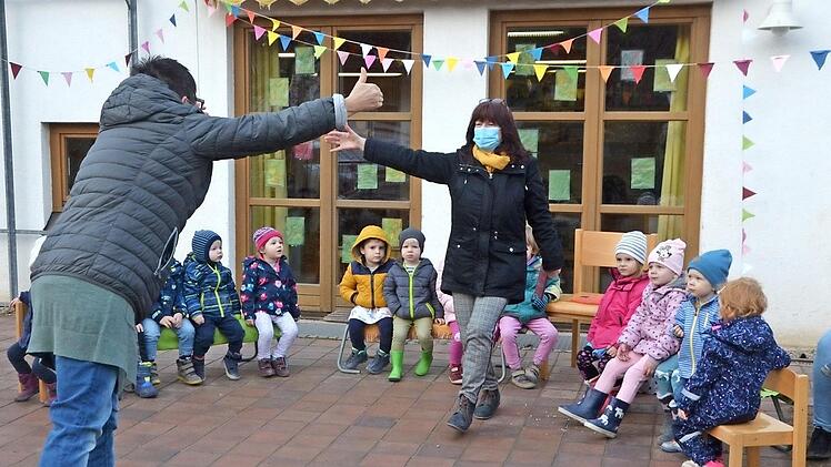 Abschied im Familienzentrum Martin Luther: Karin Richards (Bildmitte) wird von ihrer Freundin und langjährigen Kollegin Petra Beyer (links) mit entsprechendem Corona-Abstand andeutungsweise "umarmt".  Fotos: Bernhard Panzer