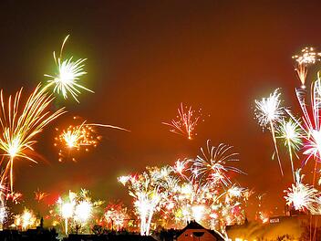 Ein großes Silvesterfeuerwerk über Forchheim wie im vergangenen Jahr wird es diesmal nicht geben.  Foto: Stefan Gügel