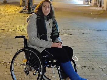 Sandra Kienzle sitzt im Rollstuhl. Ihr rechter Fuß, der stark deformiert und versteift ist, wird wohl in diesem Jahr amputiert werden.