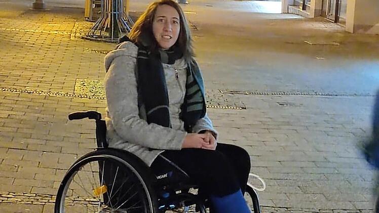 Sandra Kienzle sitzt im Rollstuhl. Ihr rechter Fuß, der stark deformiert und versteift ist, wird wohl in diesem Jahr amputiert werden.