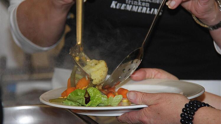 Nachdem der Großfamiliensenior auf der Bühne den Löffel abgab, griffen die Zuschauer gern zu ihren Suppenlöffeln.