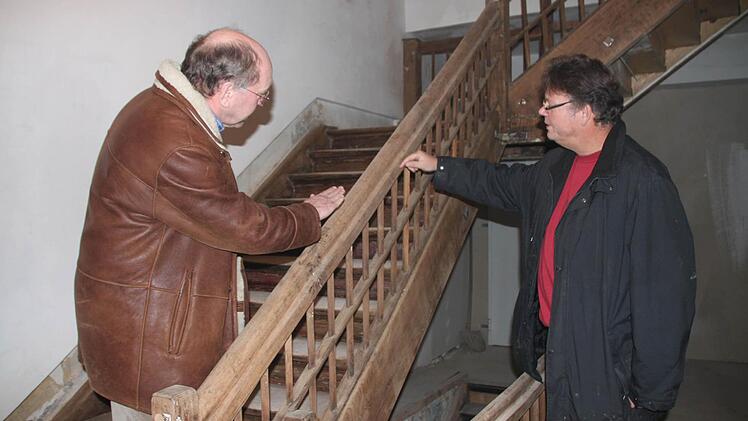 Unter mehreren Schichten Lack kam schönes Eichenholz zum Vorschein. Deshalb bleibt die alte Treppe erhalten.