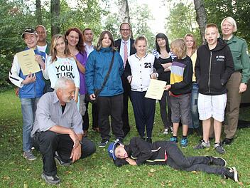 Landrat Christian Meißner und Martin Fabian, Geschäftsführer der Lifocolor (hinten, Fünfter und Siebter von links) freuen sich über den Erfolg.