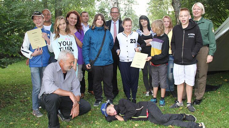 Landrat Christian Meißner und Martin Fabian, Geschäftsführer der Lifocolor (hinten, Fünfter und Siebter von links) freuen sich über den Erfolg.