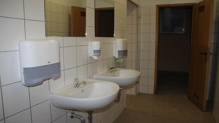 Die Toiletten sind frisch gefliest.