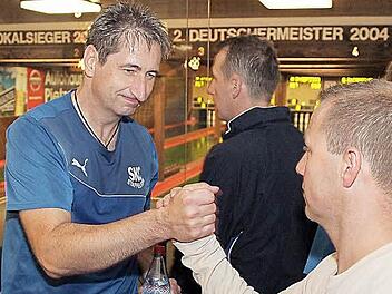 Christian Rennert (rechts) gratuliert Norbert Strohmenger zu seinem Punktgewinn. 600 Kegel erspielte sich der Neuzugang und stellte damit den Tagesbesten dieser Begegnung.  Foto: pr