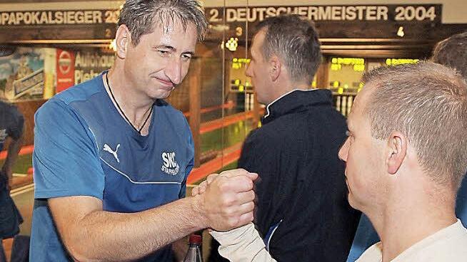 Christian Rennert (rechts) gratuliert Norbert Strohmenger zu seinem Punktgewinn. 600 Kegel erspielte sich der Neuzugang und stellte damit den Tagesbesten dieser Begegnung.  Foto: pr