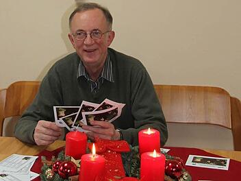 Dekan Hans Roppelt stellt den Flyer mit allen Gottesdienstterminen an Weihnachten vor, der auch Kurzentschlossene in die Kirchen locken soll. Foto: Sonja Adam