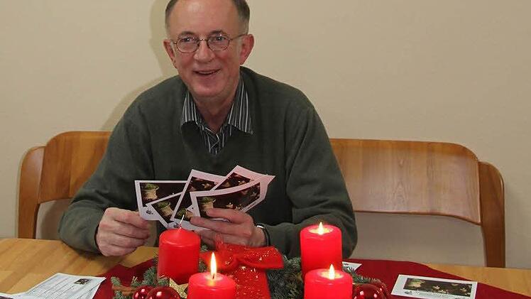 Dekan Hans Roppelt stellt den Flyer mit allen Gottesdienstterminen an Weihnachten vor, der auch Kurzentschlossene in die Kirchen locken soll. Foto: Sonja Adam