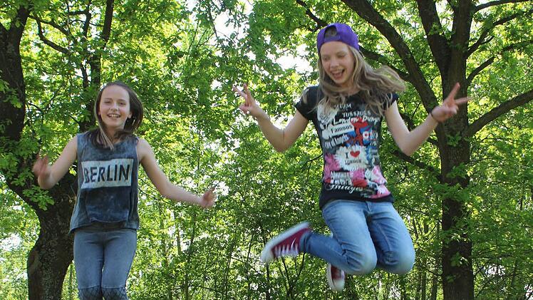 Lea (l.) und Jule (r.) haben das neue Trampolin gleich ausgetestet und sind begeistert. Fotos: Sabine Memmel