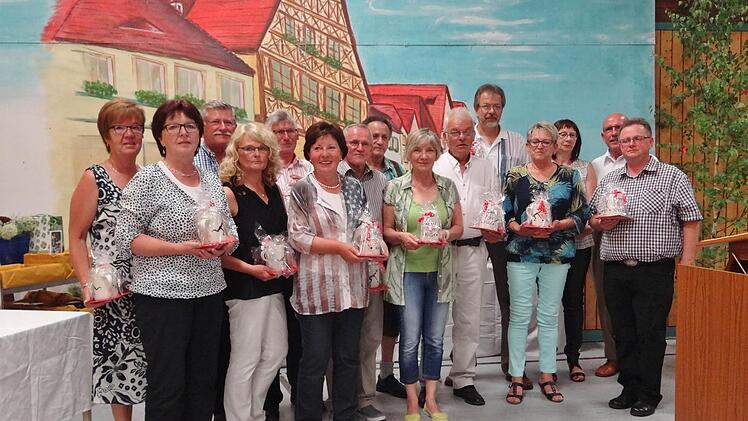 Mit Elan voraus: Das Sportheim des TV Ebern war noch nicht fertig gestellt, gründeten diese Männer und Frauen vor 25 Jahren aber schon die Kegelabteilung des TV Ebern gegründet. Foto: Johanna Eckert