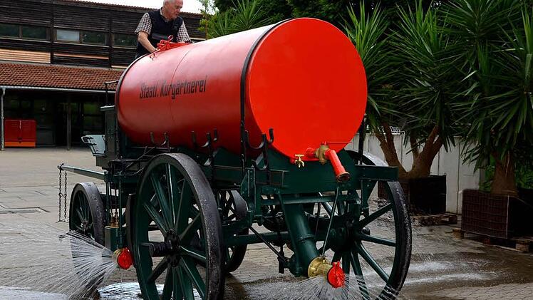 Peter Krug und seine Helfer haben den Sprengwagen von 1912 wieder auf Vordermann gebracht.  Foto: Peter Rauch