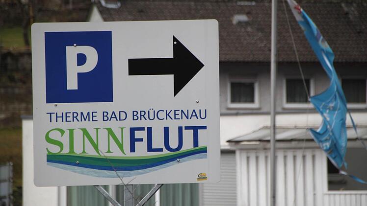 Die Therme Sinnflut hat Ausweich-Parkplätze ausgewiesen. Foto: Ulrike Müller