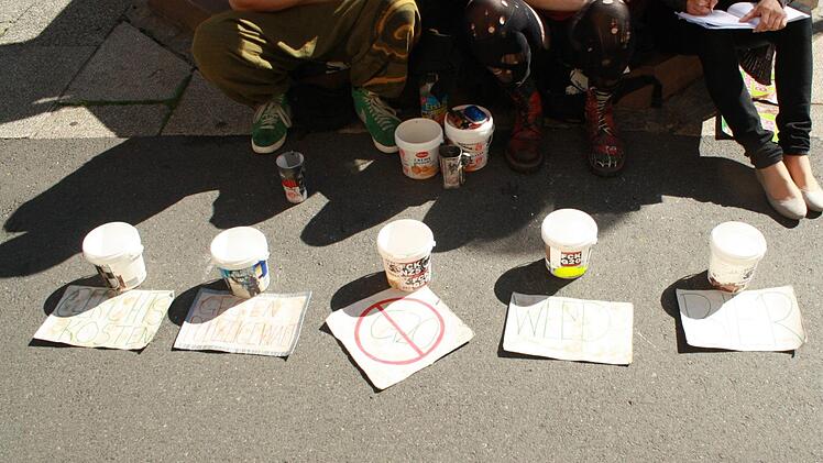 Gelegentlich wirft ein Passant ein paar Münzen in die leeren Joghurtbecher, die Neo und Motte aufgestellt haben. Foto: Rasheed Saleh