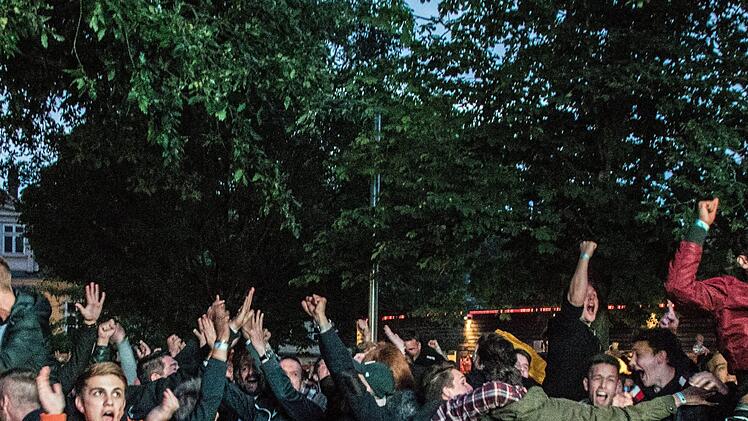 Jubel in der Nachspielzeit: Erst Sekunden vor Schluss hatten die zahlreichen Fans  im Coburger Prinzengarten beim Public Viewing Grund zur Freude - vorausgesetzt natürlich, sie waren Fans des DFB-Teams.Foto: Jochen Berger