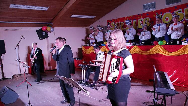 Carolina Halbig (vorne) am Akkordeon mit der Durfmussig. Foto: Ralf Ruppert