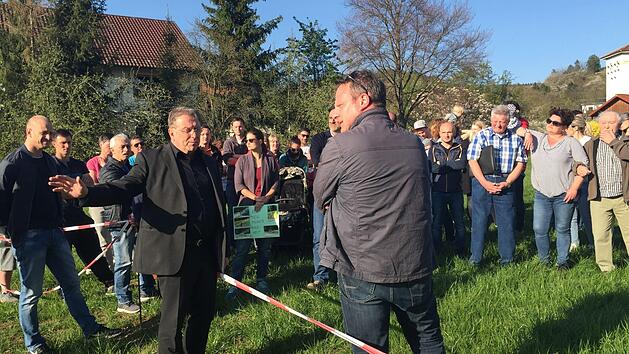 Beim SPD-Ortstermin vor drei Wochen  -  im Vordergrund SPD-Fraktionsvorsitzender Ingo Lehmann und OB Henry Schramm (links daneben) -  wurde deutlich,  dass es in Forstlahm zwei Lager gibt:  Alteinwohner, die keinen Soccer-Court wollen, und Neub&uuml;rger, die so ein modernes Minispielfeld  klasse finden. Stephan Tiroch