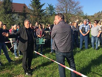 Beim SPD-Ortstermin vor drei Wochen  -  im Vordergrund SPD-Fraktionsvorsitzender Ingo Lehmann und OB Henry Schramm (links daneben) -  wurde deutlich,  dass es in Forstlahm zwei Lager gibt:  Alteinwohner, die keinen Soccer-Court wollen, und Neubürger, die so ein modernes Minispielfeld  klasse finden. Stephan Tiroch