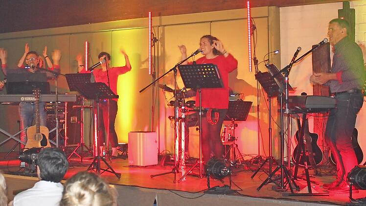 Die Kirchenband "Variabel" aus Litzendorf beeindruckte mit ihrem Benefizkonzert zugunsten der Hospizarbeit im Kreis Haßberge im Pfarrsaal Knetzgau.  Foto: Christiane Reuther