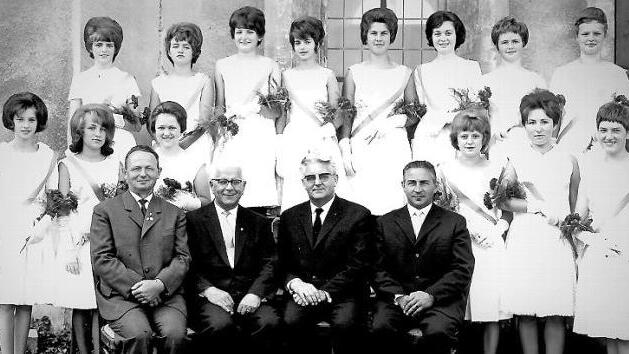 Die Ehrendamen bei der 100-Jahr-Feier des Gesangvereins Untersteinach 1964. Mit im Bild (oben, Vierte von links) Ursula Hübner, geborene Dittebrand, sowie (vorne, Dritter von links) Chorleiter Hans Bauriedel
